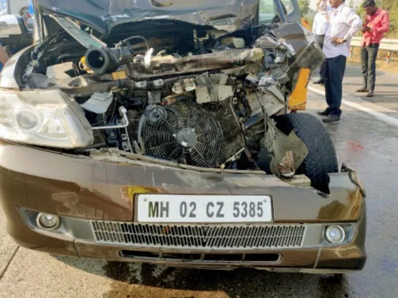 ଶବାନା ଆଜ୍‌ମିଙ୍କ କାର୍‌ ଡ୍ରାଇଭର୍‌ ବିରୋଧରେ ଏଫ୍‌ଆଇଆର୍‌ ଦେଲେ ଟ୍ରକ୍‌ ଡ୍ରାଇଭର୍‌