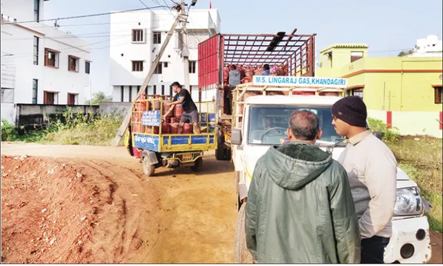 ଗ୍ୟାସ୍‌ ଗୋଦାମକୁ ନେଇ ବଢ଼ୁଛି ଅସନ୍ତୋଷ, ଅଗ୍ନିକାଣ୍ଡରୁ ବର୍ତ୍ତିଗଲା ପଞ୍ଚସଖାନଗର