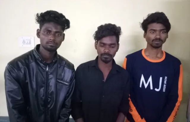 ଦୁର୍ଘଟଣାଗ୍ରସ୍ତଙ୍କୁ ଉଦ୍ଧାର କରିବା ମହଙ୍ଗା ପଡ଼ିଲା : ଛୁରା ମାଡ଼ ଓ ପଥର ଛେଚା ଖାଇଲେ ୨ ଯୁବକ, ୩ ଅଟକ