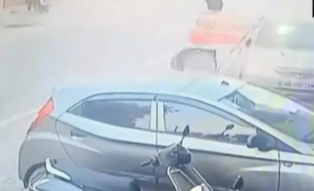 ରାସ୍ତାରେ ଯାଉଥିବା ଦୁଇ ସ‌ାଇକେଲ ଆରୋହୀଙ୍କ ଉପରେ କାର୍ ଚଢ଼ାଇଦେଲେ ଚାଳକ, ଭାଇରାଲ ଭିଡିଓରେ ଦେଖନ୍ତୁ ତା’ପରର ଦୃଶ୍ୟ