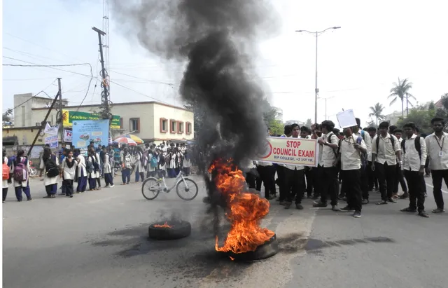 ଯୁକ୍ତ ୨ ପ୍ରଥମ ବର୍ଷ ପରୀକ୍ଷାରେ ନୂତନ ପାସ୍‌ ବ୍ୟବସ୍ଥା ବିରୋଧରେ ଛାତ୍ର ଅଶାନ୍ତି ପରେ ଗଣଶିକ୍ଷା ମନ୍ତ୍ରୀ କହିଲେ ନିଷ୍ପତ୍ତିର ପୁର୍ନବିଚାର କରାଯିବ