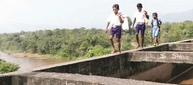 ସୂତାଖିଅରେ ଝୁଲୁଛି ଜୀବନ : ନଦୀ ପାର ହେବାକୁ ସଂକୀର୍ଣ୍ଣ ଗାର୍ଡ଼ୱାଲ୍ ଭରସା