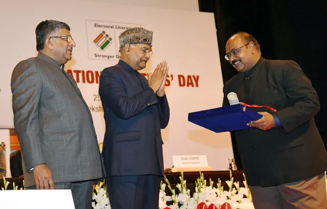 ସାଧାରଣ ନିର୍ବାଚନ ସୁପରିଚାଳନା ଲାଗି ରାଷ୍ଟ୍ରପତିଙ୍କଠାରୁ ଜାତୀୟ ପୁରସ୍କାର ଗ୍ରହଣ କଲେ ସୁରେନ୍ଦ୍ର କୁମାର