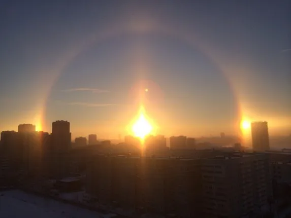 ଚୀନ ଆକାଶରେ ଅଦ୍ଭୁତ ଦୃଶ୍ୟ, ଗୋଟିଏ ନୁହେଁ ଏକାସଙ୍ଗେ ‌ଦେଖା ଦେଲା ୩ଟି ସୂର୍ଯ୍ୟ !