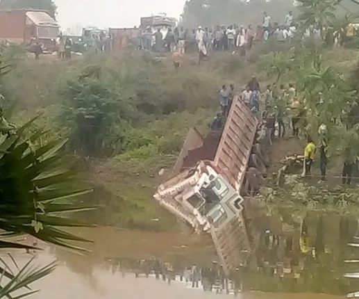 ଦୁର୍ଘଟଣା ଘଟାଇ ଖସି ପଳାଇବାକୁ ଉଦ୍ୟମ ବେଳେ ପୋଖରୀ ମଧ୍ୟକୁ ଖସିପଡ଼ିଲା ଟ୍ରକ୍, ଚାଳକ ଫେରାର୍