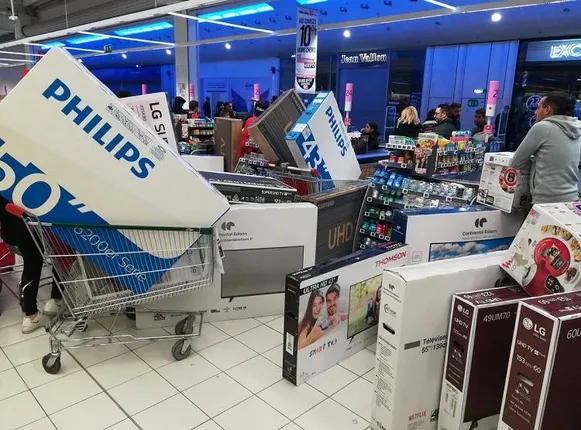 ଯେବେ ୩୨ ହଜାର ଟଙ୍କାର ଟିଭି ଉପରେ ଲାଗିଲା ଅଢ଼େଇ ହଜାର ଟଙ୍କାର ପ୍ରାଇସ୍‌ ବୋର୍ଡ, ଏକାସାଥୀରେ ୪ଟା ଲେଖାଏଁ ଟିଭିର ବିଲ୍‌ କଲେ ଗ୍ରାହକ