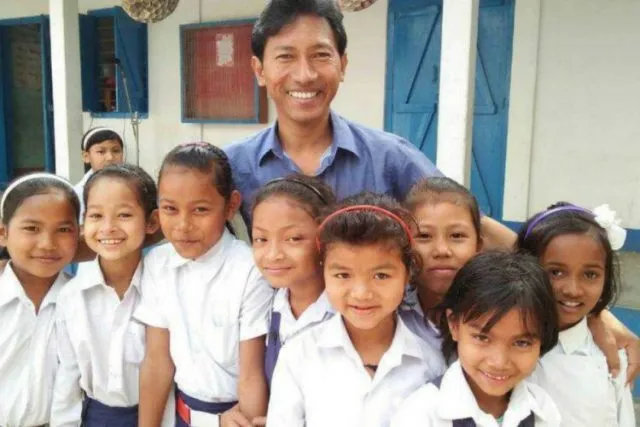 ଅବହେଳିତ ଶିଶୁଙ୍କର ଶିକ୍ଷକ ଉତ୍ତମ ତରୋନ : ସତର ବର୍ଷ ହେଲା ଗରିବ ଘରର ପିଲାଙ୍କୁ ମାଗଣା ପଢ଼ାଉଛନ୍ତି ପାଠ