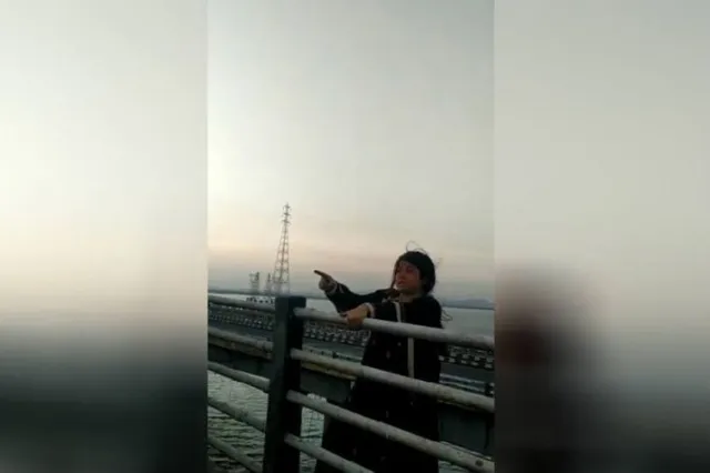 ପୋଲ ଉପରୁ ଡ଼େଇଁ ଆତ୍ମହତ୍ୟା କରିବାକୁ ଉଦ୍ୟମ କରୁଥିଲେ ମହିଳା, ଟ୍ରାଫିକ୍‌ ପୁଲିସର ଉପସ୍ଥିତ ବୁଦ୍ଧି ପାଇଁ ବଞ୍ଚିଲା ଜୀବନ