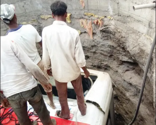 ଦୁର୍ଘଟଣା ପରେ କୂଅକୁ ଖସିଲା ବସ୍‌, ୨୦ ମୃତ