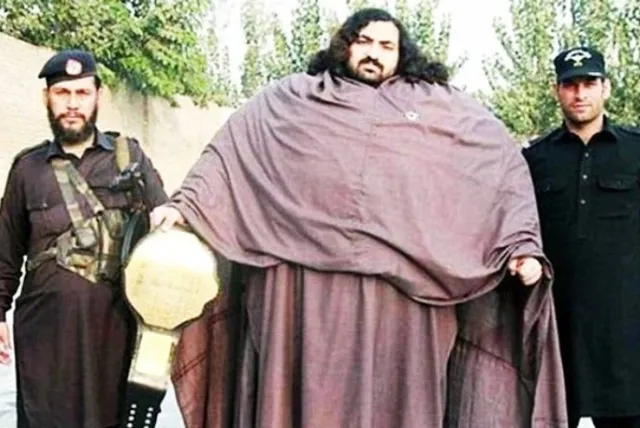 ଚର୍ଚ୍ଚାରେ ପାକିସ୍ତାନର ୪୪୪ କିଲୋର ଯୁବକ: ୧୦୦କିଲୋର ଓଜନର  ସ୍ତ୍ରୀ ଦରକାର ଥିବାରୁ ୩୦୦ପ୍ରସ୍ତାବ ପ୍ରତ୍ୟାଖ୍ୟାନ କରିସାରିଲେଣି