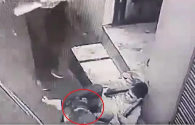 ଟ୍ୟୁସନରୁ ଫେରୁଥିବା ବେଳେ ବାଳକର ଗୋଡ଼କୁ କାମୁଡ଼ି ଧରିଲା ପିଟବୁଲ କୁକୁର, ଭିଡିଓରେ ଦେଖନ୍ତୁ ୧୫ମିନିଟ୍ ପର୍ଯ୍ୟନ୍ତ କିଭଳି ଜୀବନ ମରଣ ସହ ସଂଘର୍ଷ କରିଥିଲା ବାଳକ