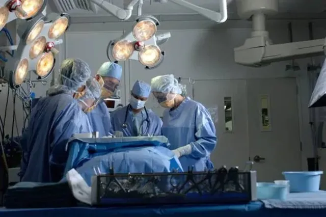 କର୍କଟ ଆକ୍ରାନ୍ତ କହି ମହିଳାଙ୍କ ଦୁଇଟି ସ୍ତନରେ ଅସ୍ତ୍ରୋପଚାର କଲେ ଡାକ୍ତର, ପରେ ସତ ଜାଣି ପାଦ ତଳୁ ଖସି ଗଲା ମାଟି