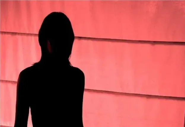 ଅଶ୍ଲୀଳ ଭାଷାରେ ଗାଳି ଦେବାକୁ ବାରଣ କରିବାରୁ ମହିଳାଙ୍କ ମୁହଁକୁ ଛେପ ପକାଇବା ସହ ଗଳା ଚିପିବାକୁ ଉଦ୍ୟମ କଲା କ୍ୟାବ୍ ଚାଳକ