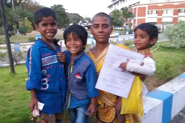 ଭୋକରେ ଆଉଟୁପାଉଟୁ ହେଉଥିବା ନିଜର ୩ ପିଲାଙ୍କୁ ଖାଇବାକୁ ଦେବା ପାଇଁ  ୧୫୦ଟଙ୍କାରେ କେଶ ବିକି‌ଲେ ମହିଳା