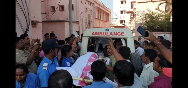 ରାସ୍ତାରେ ସ୍କୁଟି ଧରି ଛିଡ଼ା ହୋଇଥିବା ବେଳେ ୩ଜଣ ଛାତ୍ରୀଙ୍କ ଉପରେ ଚଢ଼ିଗଲା ୧୦ ଚକିଆ ଟ୍ରକ୍‌