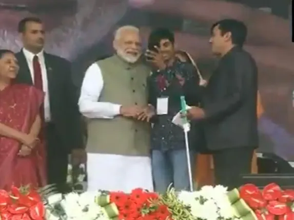 ଫୋନଟିଏ ଦେଲେ, ସେଲ୍ଫିଟିଏ ଦିଅନ୍ତୁ: ମୋଦୀଙ୍କ ସହ ଫଟୋ ନେଲେ ଦୃଷ୍ଟିହୀନ ଯୁବକ