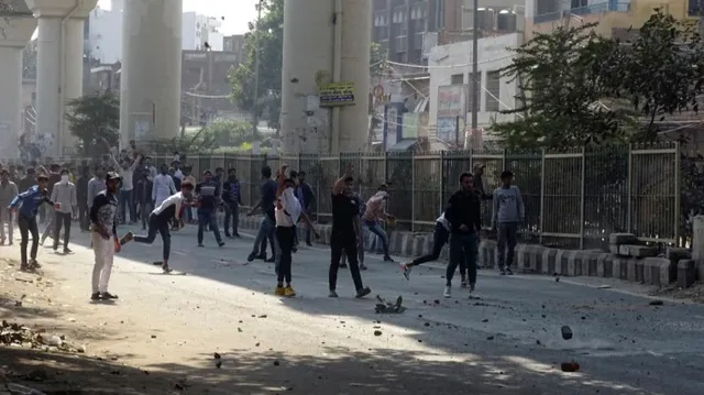 ଦିଲ୍ଲୀରେ ସିଏଏ ବିରୋଧୀ ଓ ସପକ୍ଷବାଦୀଙ୍କ ମଧରେ ସଂଘର୍ଷ; ପୁଲିସ କର୍ମଚାରୀ ନିହତ