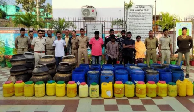 ବେଆଇନ୍‌ ମଦଭାଟି ଉପରେ ଚଢ଼ାଉ: ଜଣେ ମହିଳା ସମେତ ୭ ଗିରଫ, ୧୦୦୦ ଲିଟର ଦେଶୀ ମଦ ଜବତ