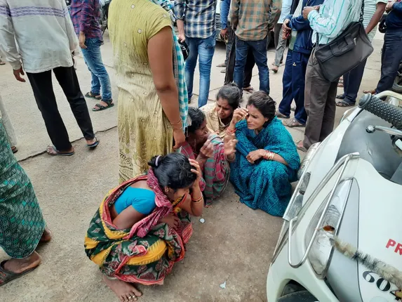 ବସ୍‌ରେ ୧୧କେଭି ବିଦ୍ୟୁତ୍‌ ତାର ଲାଗିବା ଘଟଣା: ଶୋକାକୂଳ ପରିବେଶ ଭିତରେ ଜଳିଲା ମୃତ ୯ ଜଣଙ୍କ ଜୁଇ