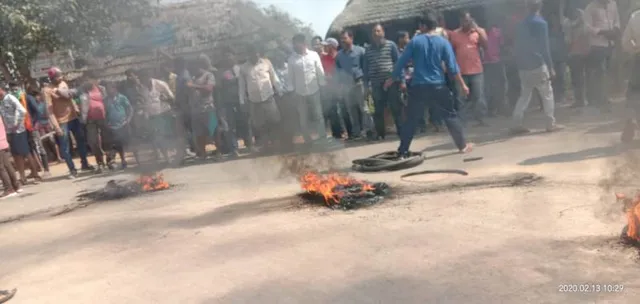 ଦୁଇଭାଇଙ୍କୁ ମରଣାନ୍ତକ ଆକ୍ରମଣ ଘଟଣା: କ୍ଷତିପୂରଣ ଓ ମଦ ଦୋକାନ ଉଚ୍ଛେଦ ଦାବିରେ ଉତ୍ତେଜନା ଓ ଟାୟାର ଜାଳି ରାସ୍ତା ଅବରୋଧ