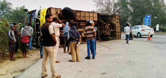 ମେଡିକାଲ୍ ଛାତ୍ରଛାତ୍ରୀଙ୍କୁ ନେଇ ଯାଉଥିବାବେଳେ ଓଲଟିଲା ବସ