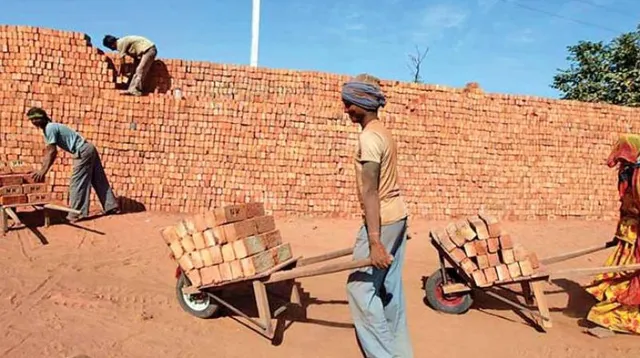 ତେଲେଙ୍ଗାନାରୁ ଉଦ୍ଧାର ହେଲେ ପାଇକମାଳ ଅଞ୍ଚଳର ୩୩ ଜଣ ଦାଦନ ଶ୍ରମିକ