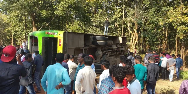 ଗାଈ-ବାଛୁରୀଙ୍କୁ ବଞ୍ଚାଇବାକୁ ଯାଇ ଯାତ୍ରୀବାହୀ ବସ୍‌ ଓଲଟିଲା, ୨ ମୃତ ଓ ୨୦ ଗୁରୁତର