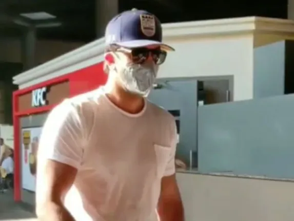 କରୋନା ଭୟରେ ରଣବୀର; ବିମାନବନ୍ଦରରେ ମାସ୍କ ପିନ୍ଧି ନଜର ଆସିଲେ