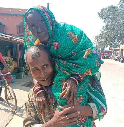 ମହାଶିବରାତ୍ରୀରେ ମହାନ୍‌ କାମ : ମା’ଙ୍କୁ କାନ୍ଧରେ ବସାଇ ଶିବ ଦର୍ଶନ