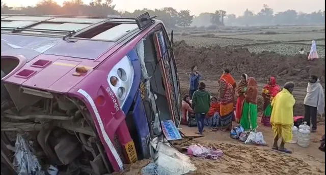 ଚାଳକଙ୍କ ଲାଗିଗଲା ଆଖି, ରାସ୍ତା ତଳକୁ ଖସି ପଡ଼ିଲା ବାଲେଶ୍ୱରରୁ ଭୁବନେଶ୍ୱର ଆସୁଥିବା ଏକ ଯାତ୍ରୀବାହୀ ବସ୍‌