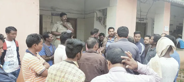 ନାବାଳକର ମୃତ୍ୟୁ ନେଇ ହାତିବାରି ଗୋଷ୍ଠୀ ସ୍ୱାସ୍ଥ୍ୟକେନ୍ଦ୍ରରେ ଉତ୍ତେଜନା; ଡାକ୍ତରଙ୍କ ବଦଳି ସହ ୧୦ଲକ୍ଷ ଟଙ୍କା କ୍ଷତିପୂରଣ ଦାବି