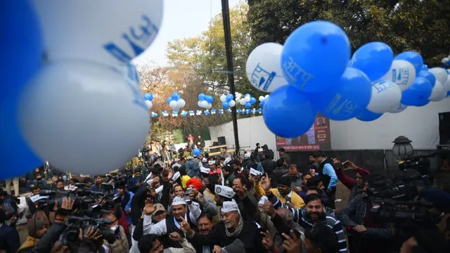 ଆମ୍ ଆଦମୀ ପାର୍ଟି କାର୍ଯ୍ୟାଳୟରେ ଖୁସିର ମାହୋଲ୍: ଧଳାନୀଳ ବେଲୁନ୍ ଉଡ଼ୁଛି, କେଜ୍ରିୱାଲଙ୍କ ଖୋଲାଜିପ୍ ପ୍ରସ୍ତୁତ