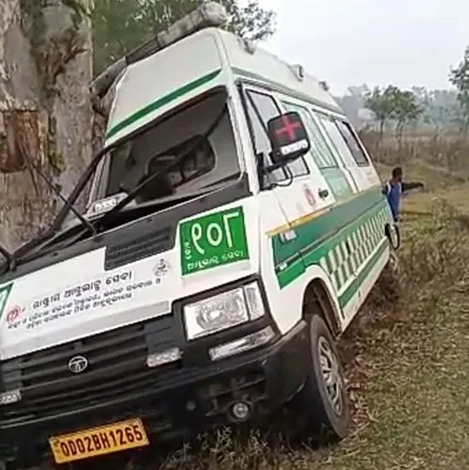 ୧୦୮ ଆମ୍ବୁଲାନ୍ସ୍‌ ଦୁର୍ଘଟଣାଗ୍ରସ୍ତ, ଗାଡ଼ିଚାଳକ ଏବଂ ଫାର୍ମାସିଷ୍ଟ୍‍ ଗୁରୁତର