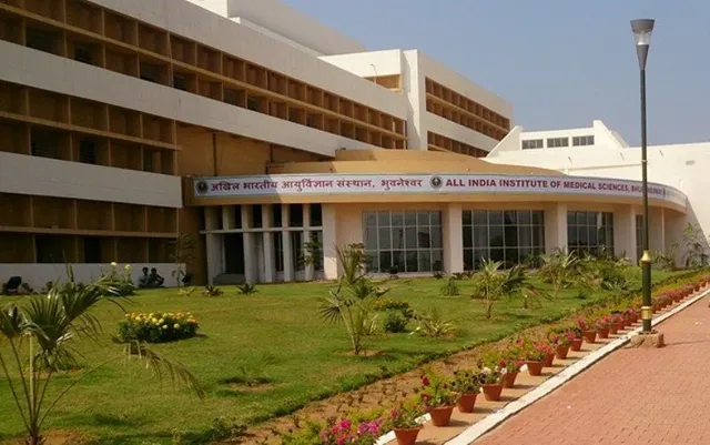 ଭୁବନେଶ୍ବର ଏମ୍‌ସରେ ଦଲାଲି କରୁଥିଲେ ପଶ୍ଚିମବଙ୍ଗର ୨ ବ୍ୟକ୍ତି, ଗିରଫ କଲା ପୁଲିସ