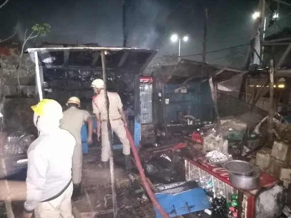 ଖଣ୍ଡଗିରି : ଦୋକାନ ଜାଳିଦେଲେ ଦୁର୍ବୃତ୍ତ, ବର୍ତ୍ତିଗଲେ ଦୋକାନୀ