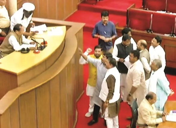 ୧୬ ଥର ମୁଲତବୀ, ଚାଲିପାରିଲାନି ଗୃହ; ଧାନ କିଣା ଅବ୍ୟବସ୍ଥାକୁ ନେଇ ବିରୋଧୀଙ୍କ ହଙ୍ଗାମା