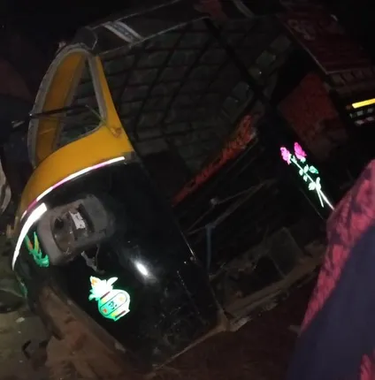 ଗଛରେ ପିଟି ହେଲା ଅଟୋ, ଜଣେ ମୃତ, ୪ ଗୁରୁତର, ଅଟୋଚାଳକ ଫେରାର୍