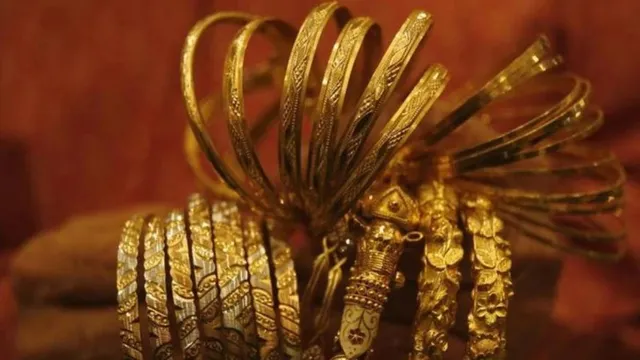 ଚୁଡ଼ି ପାଇଁ ପାଟିତୁଣ୍ଡ କରି ଝିଅ ଫିନାଇଲ୍‌ ପିଇ ଦେବାରୁ କୋଠାରୁ ଡେଇଁ ଆତ୍ମହତ୍ୟା କଲେ ମାଆ