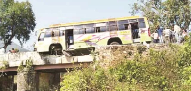 ପୁଣି ତପ୍ତପାଣି ଘାଟିରେ ବଡ଼ ଅଘଟଣ ଟଳିଲା : ଗାର୍ଡ଼ୱାଲ୍‌ ଧସି ୨୫ ଫୁଟ ଉଚ୍ଚରେ ଝୁଲିଲା ବସ୍, ବର୍ତ୍ତିଗଲେ ୫୦ରୁ ଅଧିକ ଯାତ୍ରୀ, ୫ ଆହତ