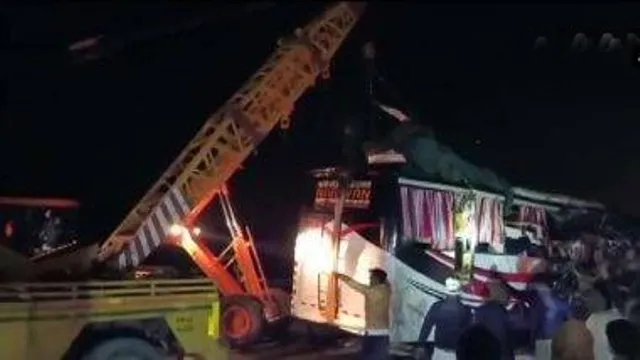 ଉତ୍ତର ପ୍ରଦେଶର ଫିରୋଜାବାଦରେ ବସ୍‌-ଟ୍ରକ୍‌ ଧକ୍କା: ୧୩ ମୃତ, ୩୧ ଆହତ