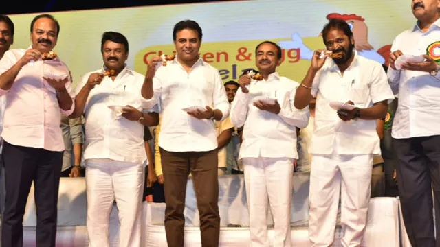 କରୋନାଭାଇରସ୍‌ ଗୁଜବ ବନ୍ଦ କରିବାକୁ ମେଳା ମଞ୍ଚ ଉପରେ ଚିକେନ୍‌ ଖାଇଲେ ତେଲେଙ୍ଗାନା ମନ୍ତ୍ରୀ