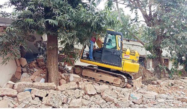 ମାଟିରେ ମିଶିଲା ବିଏମ୍‌ ହାଇସ୍କୁଲ ପୁରୁଣା ବିଲ୍‌ଡିଂ: ବଳି ପଡ଼ିଲା ୨୦ ପୁରୁଣା ଗଛ, ସ୍ଥାନାନ୍ତର ହେବ ଗଣେଶ ମନ୍ଦିର