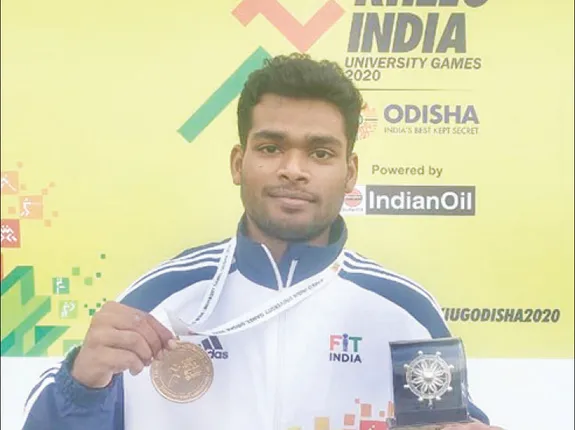 ଖେଲୋ ଇଣ୍ଡିଆ ବିଶ୍ବବିଦ୍ୟାଳୟ କ୍ରୀଡ଼ା: ସ୍ବର୍ଣ୍ଣ ଜିତିଲେ ବସ୍‌ ଚାଳକଙ୍କ ପୁଅ ମନୋଜ, ୨ମାସରେ କାଂସ୍ୟକୁ ସୁନାରେ ବଦଳାଇଲେ