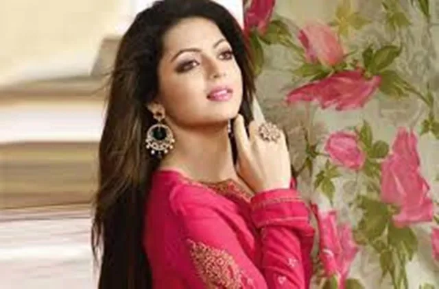 ରୋମାଣ୍ଟିକ୍‌ ହୋଇଗଲେ ରାସ୍ତା ମଝିରେ: ସ୍ୱାମୀଙ୍କୁ ଲିପ୍‌-ଲକ୍‌ ଚୁମ୍ବନ ଦେଲେ ଏହି ଅଭିନେତ୍ରୀ