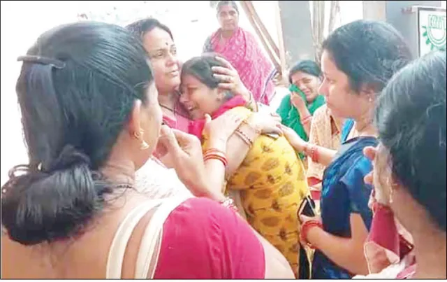 ଭିଡ଼ ଭିତରେ ଅଘଟଣ: ଫସିଗଲା ଆମ୍ବୁଲାନ୍ସ, ଚାଲିଗଲା ଶିଶୁର ଜୀବନ