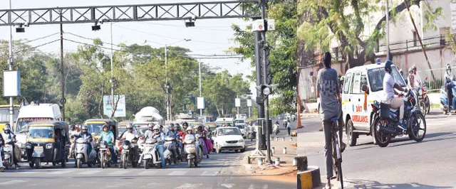 ଟ୍ରାଫିକ୍‌ ଅଡ଼ୁଆ: ଚାଳକ-ପୁଲିସ ତୁ ତୁ, ମେଁ ମେଁ