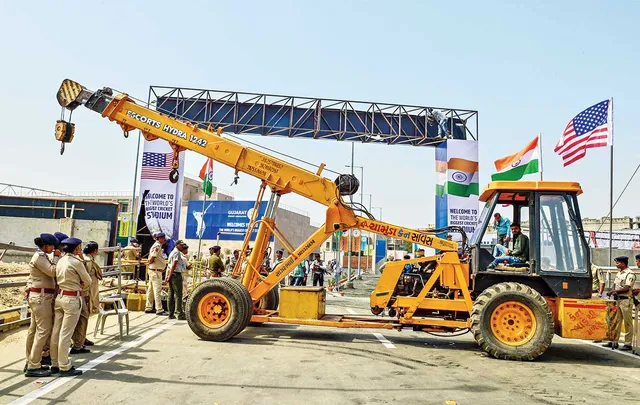 ପବନରେ ଭାଙ୍ଗିଲା ଟ୍ରମ୍ପ୍‌ଙ୍କ ସ୍ବାଗତ ତୋରଣ