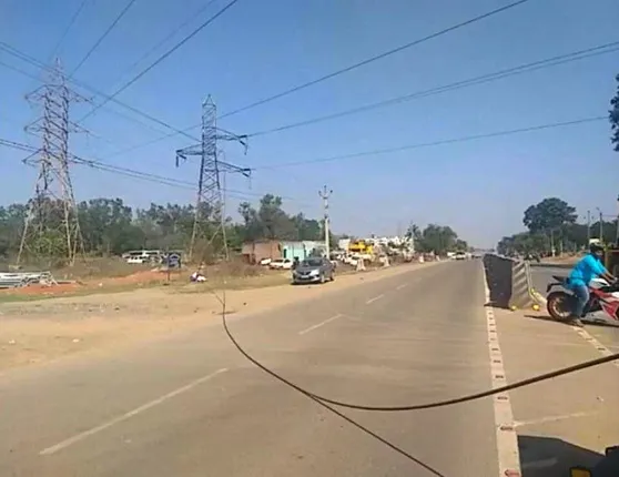 ଜାତୀୟ ରାଜପଥ ଉପରେ ଛିଡ଼ି ପଡ଼ିଲା ୧୩୨ କେଭି ଲାଇନ୍ ତାର