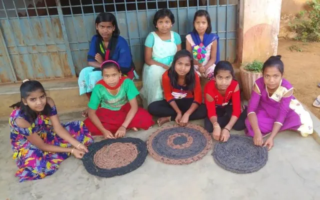 ଉଦାହରଣ ସାଜିଛି ମହାଦେଇପୁଟ ଆଶ୍ରମ ବିଦ୍ୟାଳୟ, ନାଚଗୀତ‌ ଓ ଖେଳକୁଦ ମାଧ୍ୟମରେ ଶିକ୍ଷା