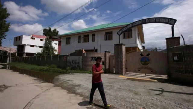 ତିନି ମାସ ପରେ ଆଜି କଶ୍ମୀର ଉପତ୍ୟକାରେ ସ୍କୁଲ୍‌, କଲେଜ ଖୋଲିବ